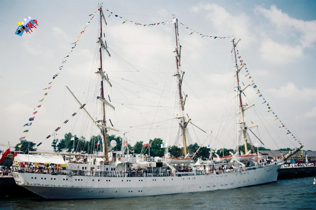 A1999-07_13A_B319_002-Dar Mlodziezy_HG